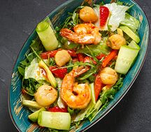Салат с гребешком и креветками