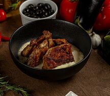 Корейка с мамалыгой и соусом из печеных овощей