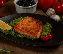 Стейк из форели с икорным соусом