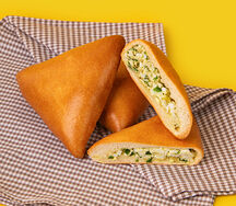 Пирожок печеный с яйцом и зеленым луком