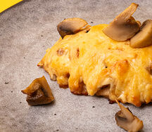 Куриное филе под сырной шапочкой из картофеля и грибов