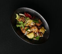 Курица с овощами и орехами кешью