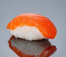 Суши лосось