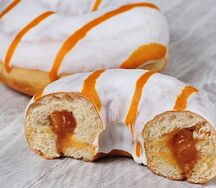 Донат с карамельной начинкой и белой глазурью
