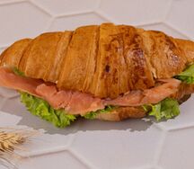 Круассан с красной рыбой и сливочным сыром