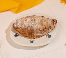 Круассан с малиной и заварным с кремом