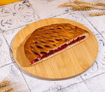 Пирог с брусникой и яблоком (половина)