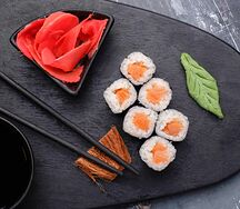 Ролл с лососем
