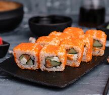 Ролл Калифорния с лососем