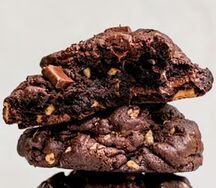 Шоколадное печенье с фундуком, молочным и белым шоколадом