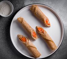 Безглютеновые блины с семгой и сметаной