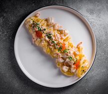 Паста с форелью, креветками и красной икрой