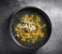 Бульон с куриной грудкой и кукурузой
