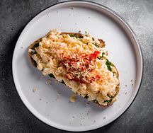 Тост со скрэмблом и пряным сыром