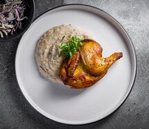 Цыпленок с картофельным пюре и пастой из черного трюфеля