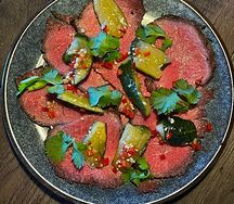 Копченый ростбиф с битыми огурцами