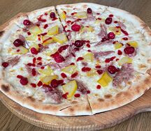 Пицца с уткой и клюквой 