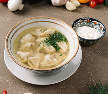 Пельмени с бульоном