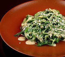 Салат Чука с ореховым соусом