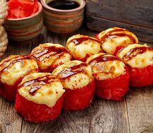 Ролл креветка масаго