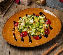 Салат овощной с моцареллой