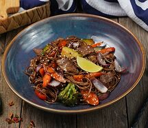 Удон с говядиной в остром соусе