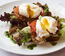 Яйцо пашот с беконом и соусом песто