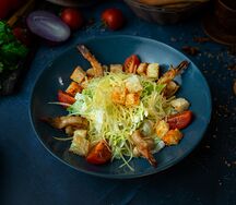 Салат Цезарь с креветками
