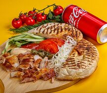 Восточная шаурма на тарелке
