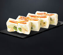 Сладкий ролл с карамельным соусом