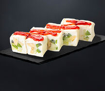 Сладкий ролл с клубничным соусом