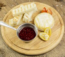 Запеченный камамбер с брусничным соусом