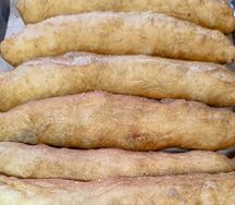 Жареный пирожок с картошкой и охотничьей сосиской