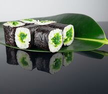 Классические роллы с чукой 