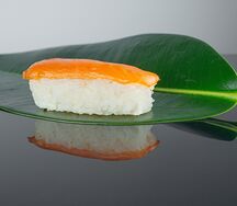 Суши с лососем 