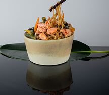 Вок Том ям с лососем