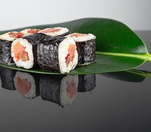 Классические роллы с лососем 