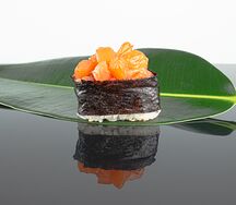 Гункан с лососем 