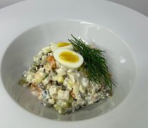 Оливье с курицей и перепелиным яйцом