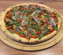 Прошутто с рукколой и помидорами черри