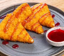 Жаренный сулугуни с клюквенным соусом