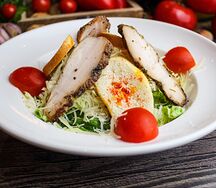 Салат Цезарь с курицей