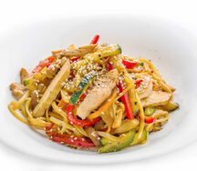 Паста с овощами и курицей