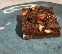 Брауни с карамелью и орехом пекан