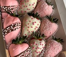 Клубника в белом и розовом шоколаде