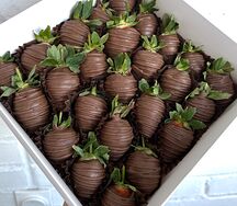 Клубника в шоколаде молочном без посыпок