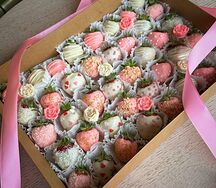 Клубника в белом и розовом шоколаде с посыпками