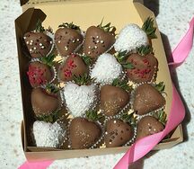 Клубника в молочном и белом шоколаде