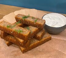 Гренки с чесночным соусом