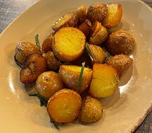 Молодой картофель с розмарином